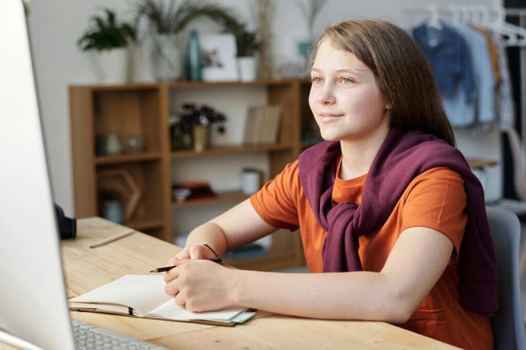 Učenica na instrukcijama iz kemije za osnovnu školu